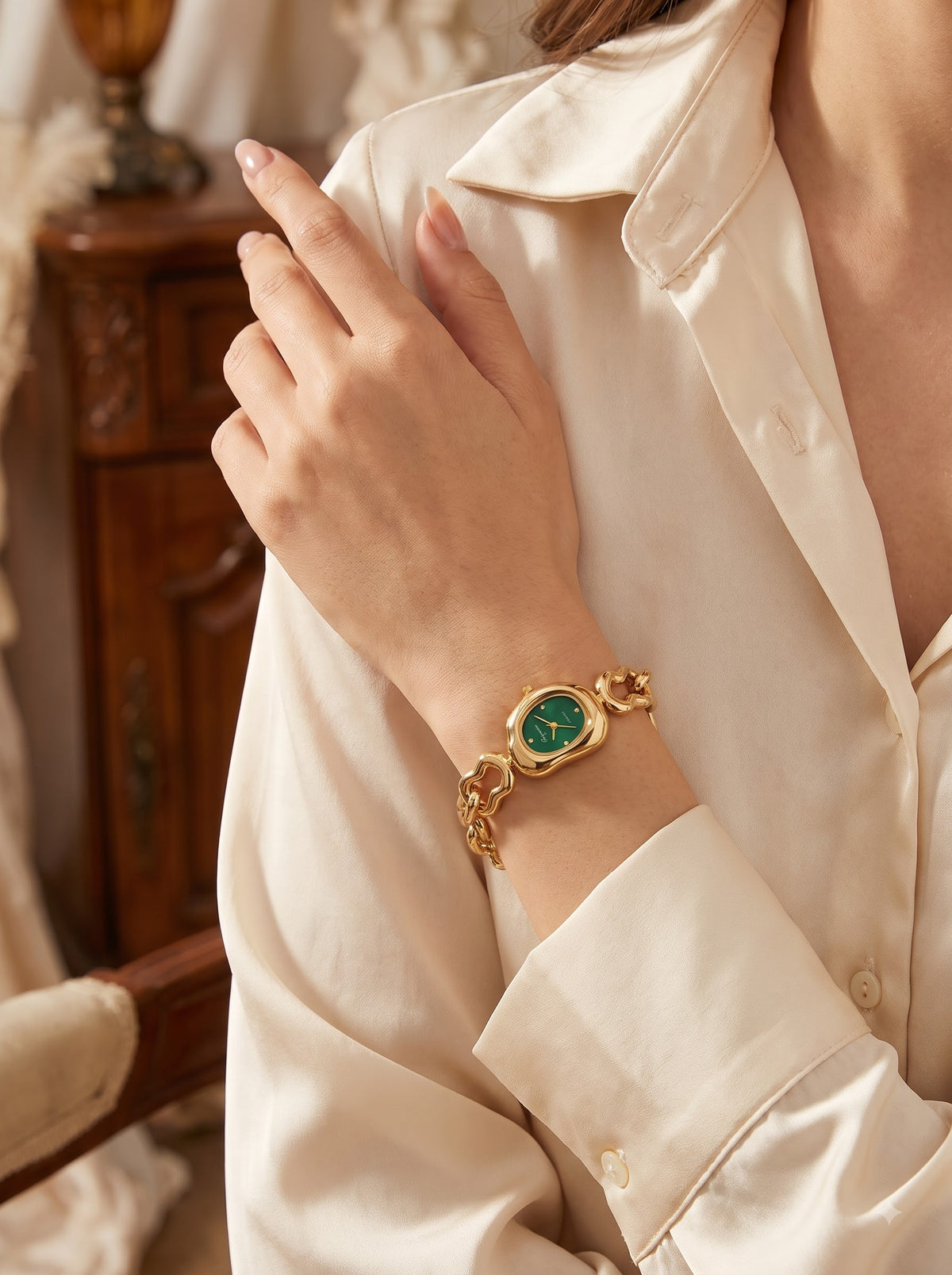Elegant Gold-Tone Chain Bracelet Watch for Women with Green Dial | Premium Quality